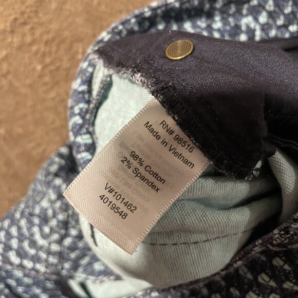 Coldwater Creek Shorts Womens 6 Natural Fit Bermuda Navy Blue Pattern Vacation - Picture 4 of 7